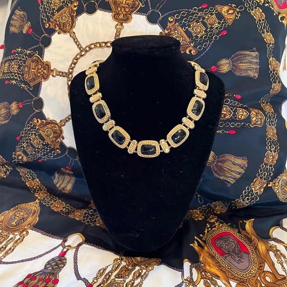 Stunning Vintage Gold tone Necklace with Inlaid Onyx..15 1/2”. - Picture 2 of 3